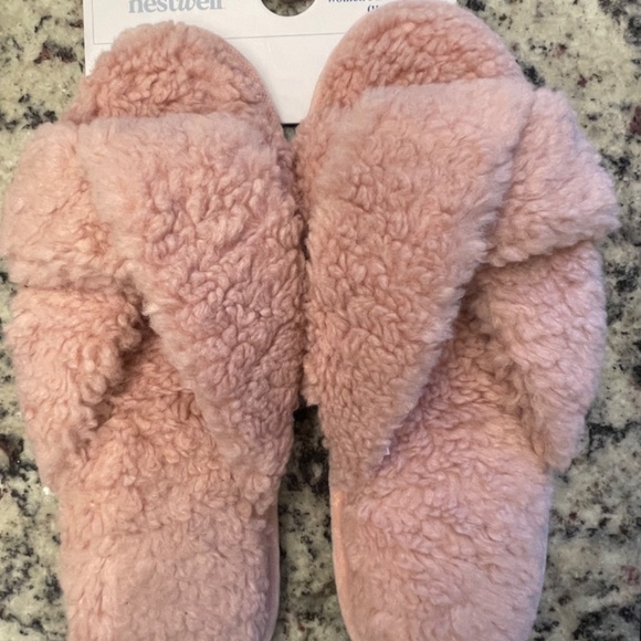 Nestwell NWT Crossover Plush Slippers Women’s 11-12 from Bed Bath & Beyond - Picture 3 of 6